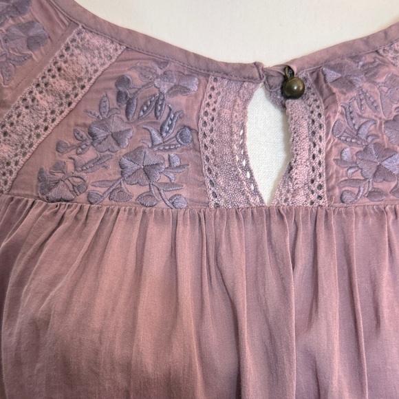 Elegant Mauve Blouse with Lace Detail - Picture 2 of 12